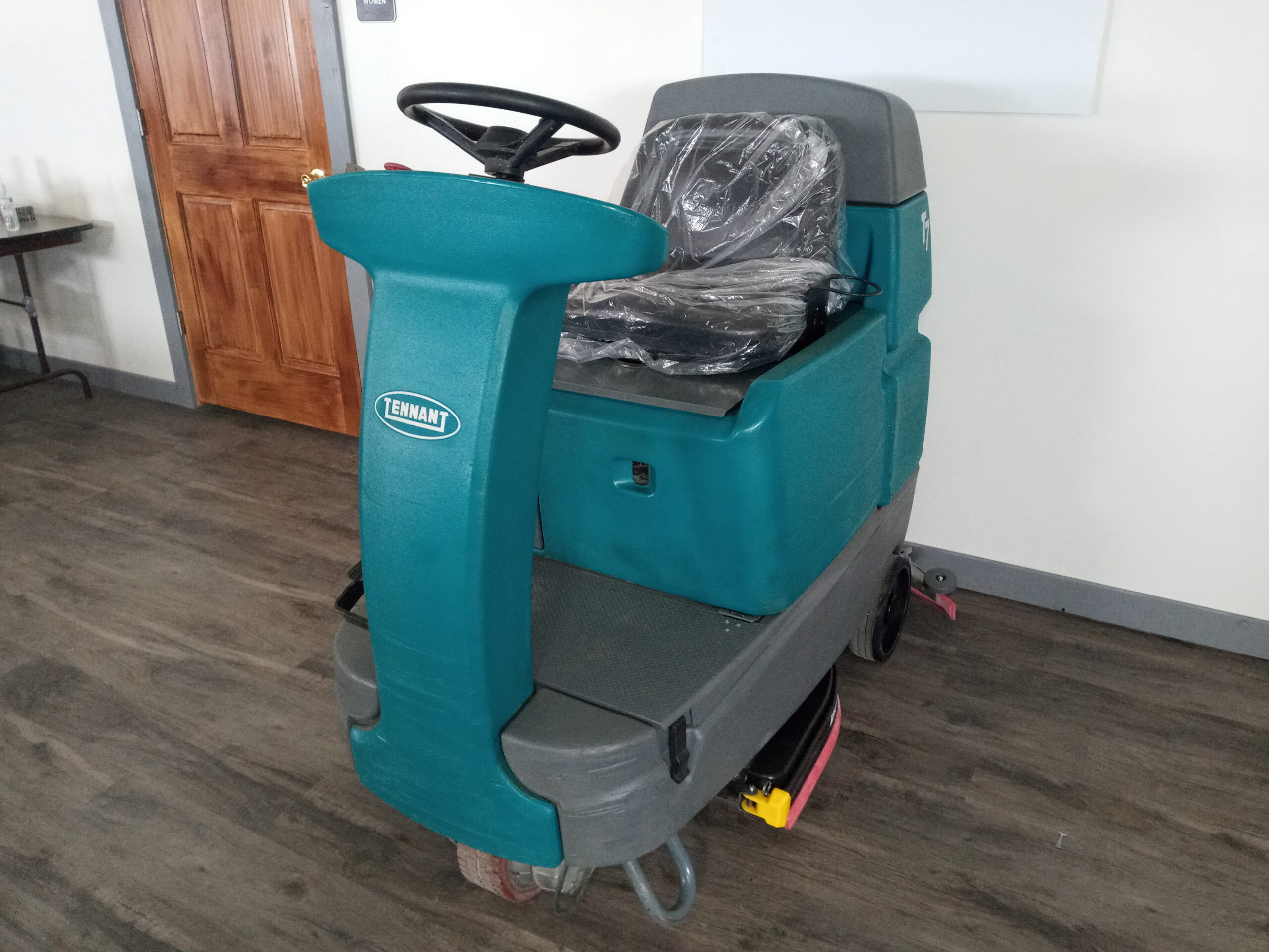 Tennant T7 32In Reconditioned Rider Floor Scrubber - Image 4