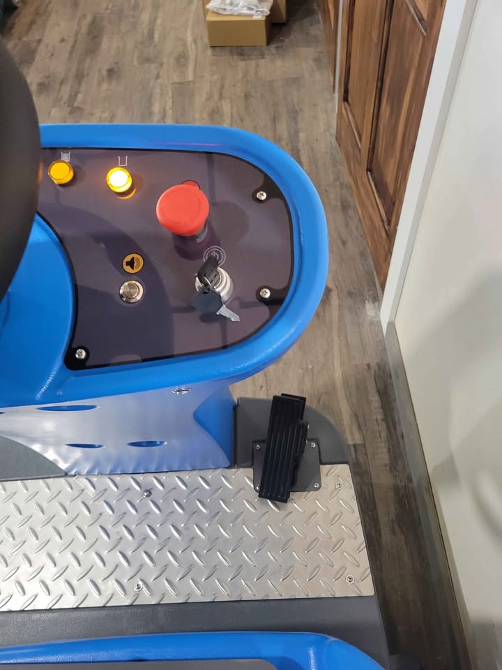 Ronlon RLA860D Rider Floor Scrubber NEW - Image 8